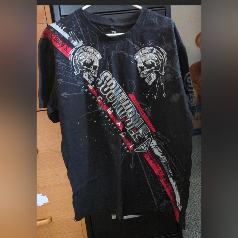 South Pole men's XL skull shirt sleeve and front graphic. Great condition
